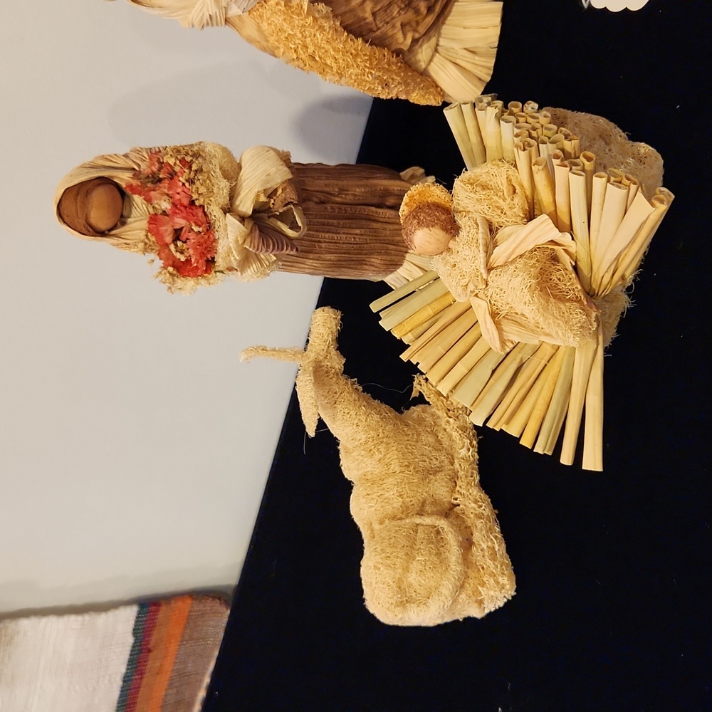 Colombian Nativity Set one of a kind made of corn hush and loofa. - Picture 2 of 7